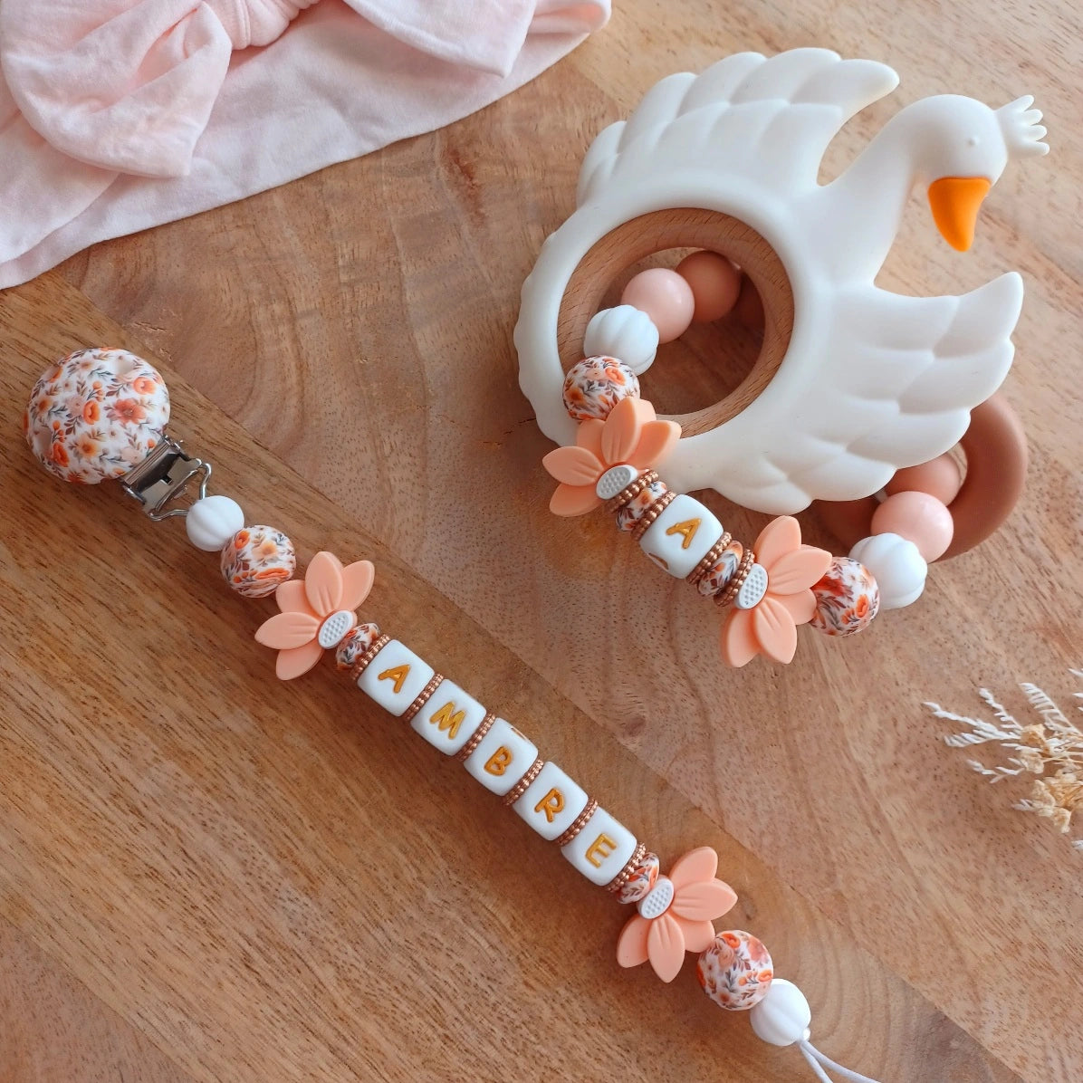 Attache tétine silicone perles imprimées, cadeau naissance, Lotus abricot-blanc. Ambre