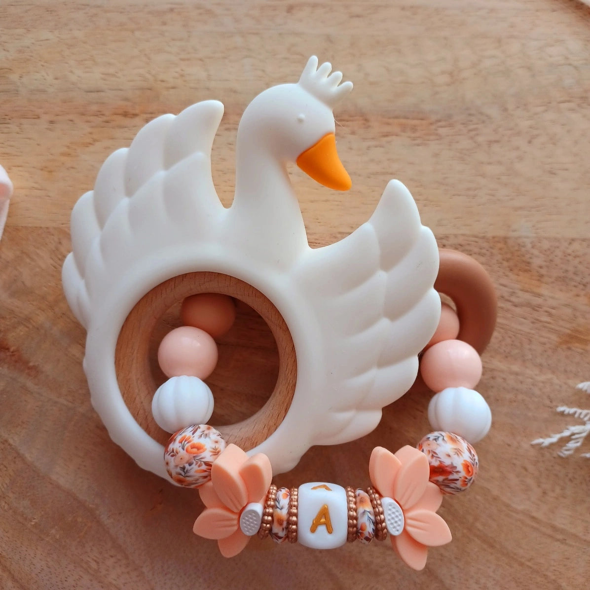 Attache tétine silicone perles imprimées, cadeau naissance, Lotus abricot-blanc. Ambre