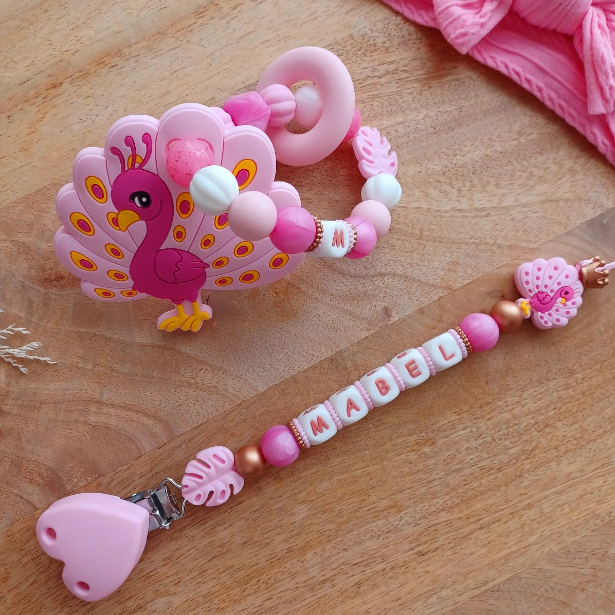 🌸 Attache-tétine personnalisée prénom – Coeur & paon. Mabel