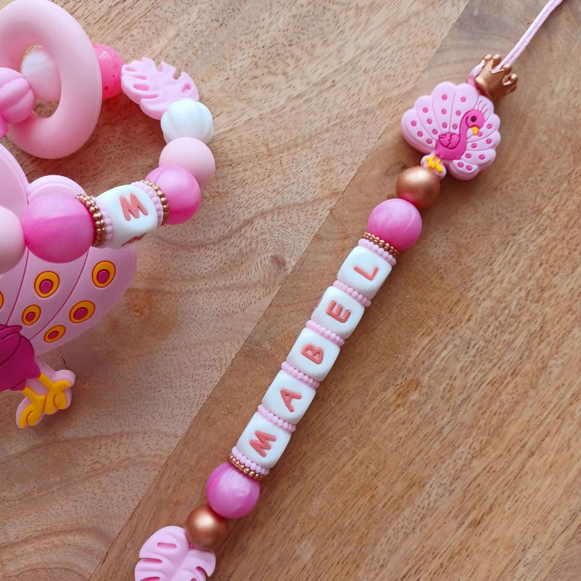 🌸 Attache-tétine personnalisée prénom – Coeur & paon. Mabel