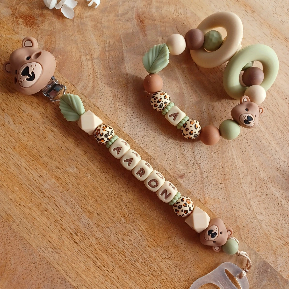 Attache tétine silicone Ours marron-vert, crème-choco. Aaron
