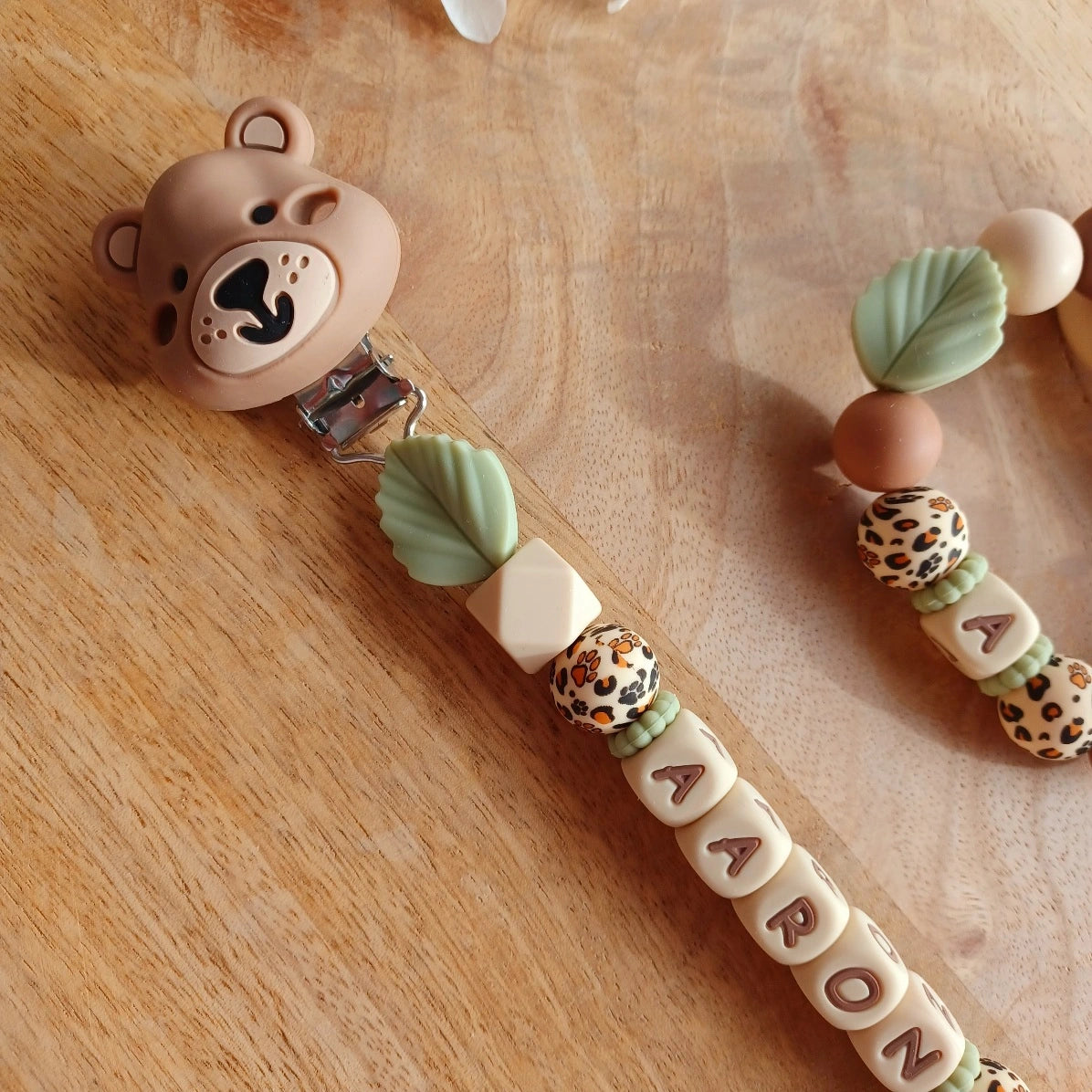 Attache tétine silicone Ours marron-vert, crème-choco. Aaron