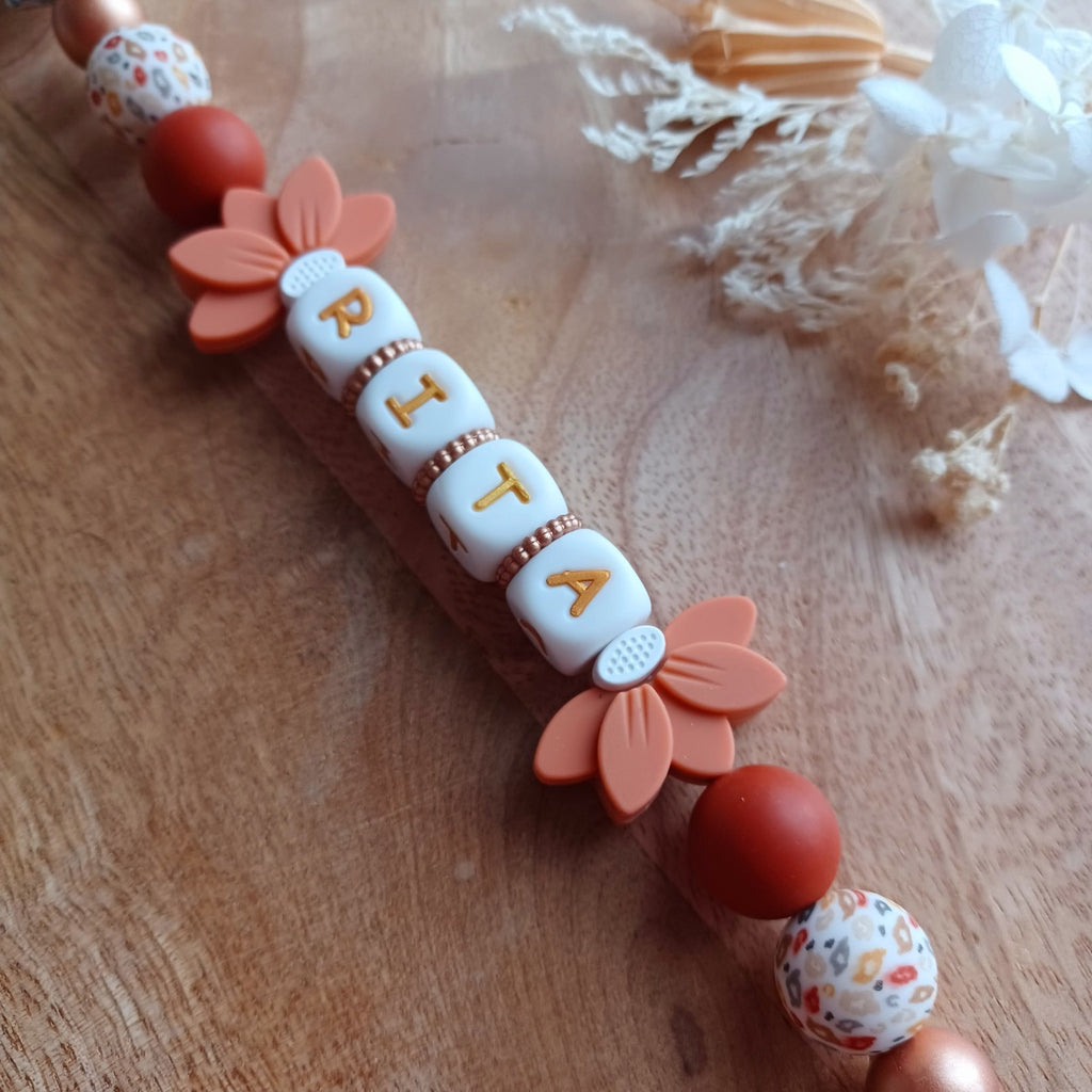 Attache tétine entièrement personnalisable, en silicone alimentaire sans Bpa, sans risque pour les bébé et enfants en bas âge. Perles imprimées en silicone style retro, clip en silicone et acier inoxydable. 