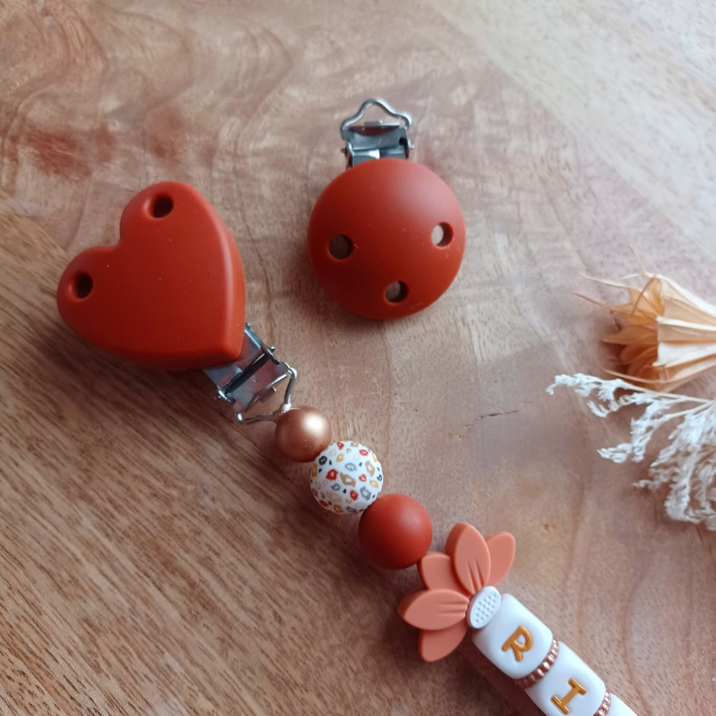 Attache tétine entièrement personnalisable, en silicone alimentaire sans Bpa, sans risque pour les bébé et enfants en bas âge. Perles imprimées en silicone style retro, clip en silicone et acier inoxydable. 