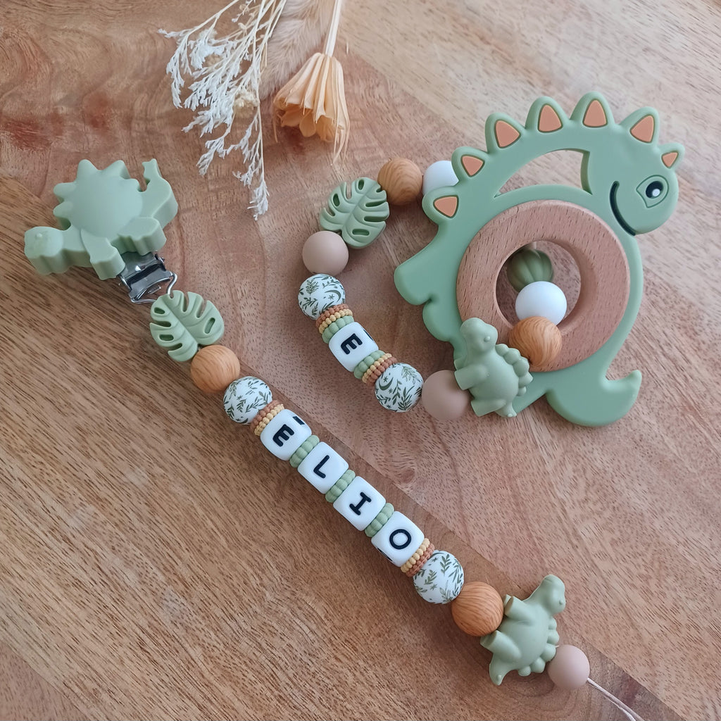 Ensemble attache tétine et anneau de dentition en silicone alimentaire sans BPA. 
Aux couleurs vert sauge et marron bois, entièrement personnalisable avec le prénom de votre bébé. Superbe cadeau de naissance.
