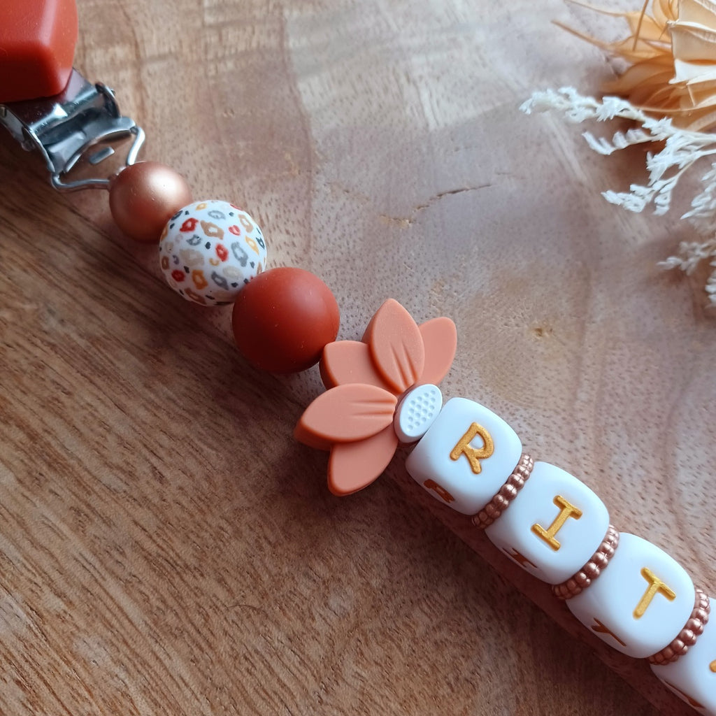 Attache tétine entièrement personnalisable, en silicone alimentaire sans Bpa, sans risque pour les bébé et enfants en bas âge. Perles imprimées en silicone style retro, clip en silicone et acier inoxydable. 