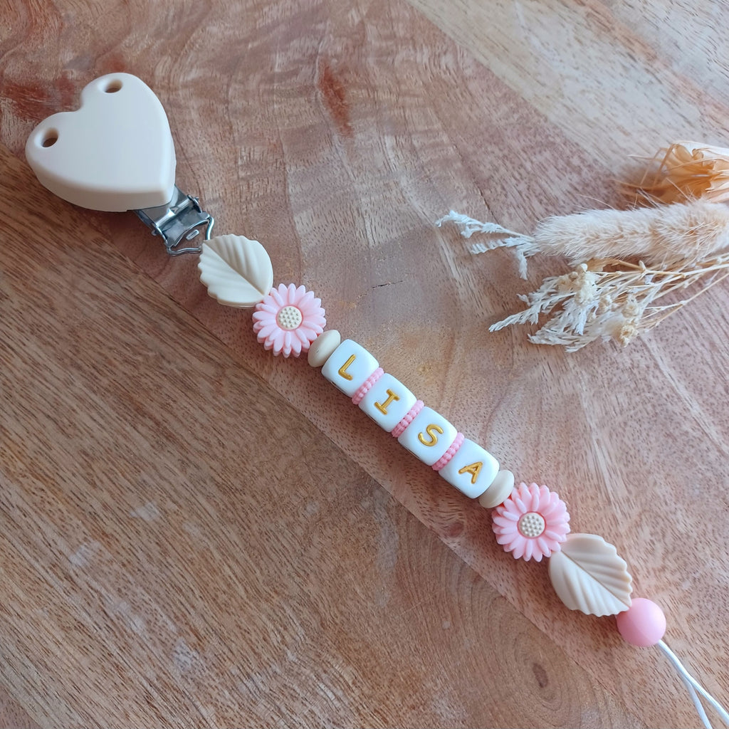 Attache tétine silicone perles imprimées, cadeau naissance, cœur beige.