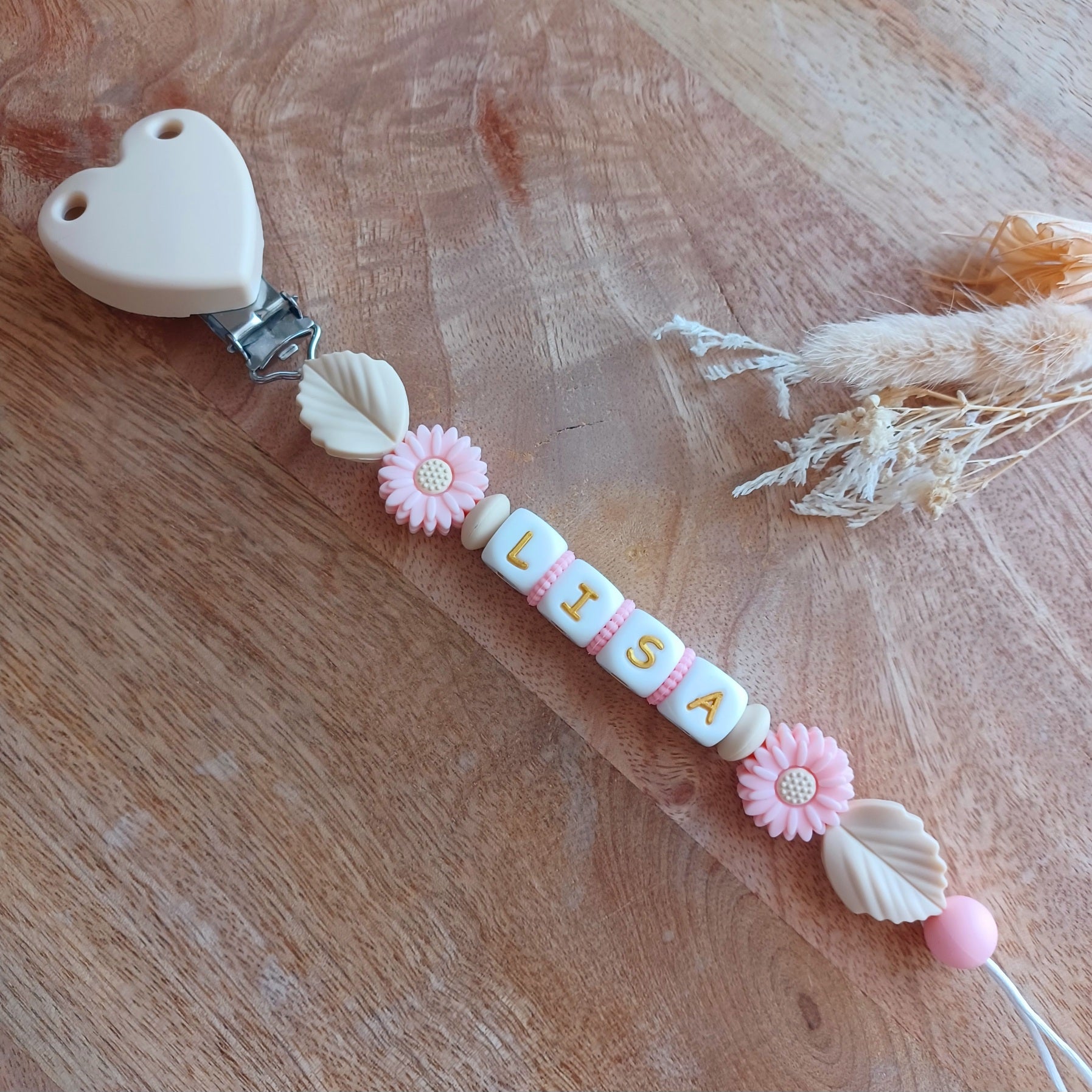 Attache tétine silicone perles imprimées, cadeau naissance, cœur beige.