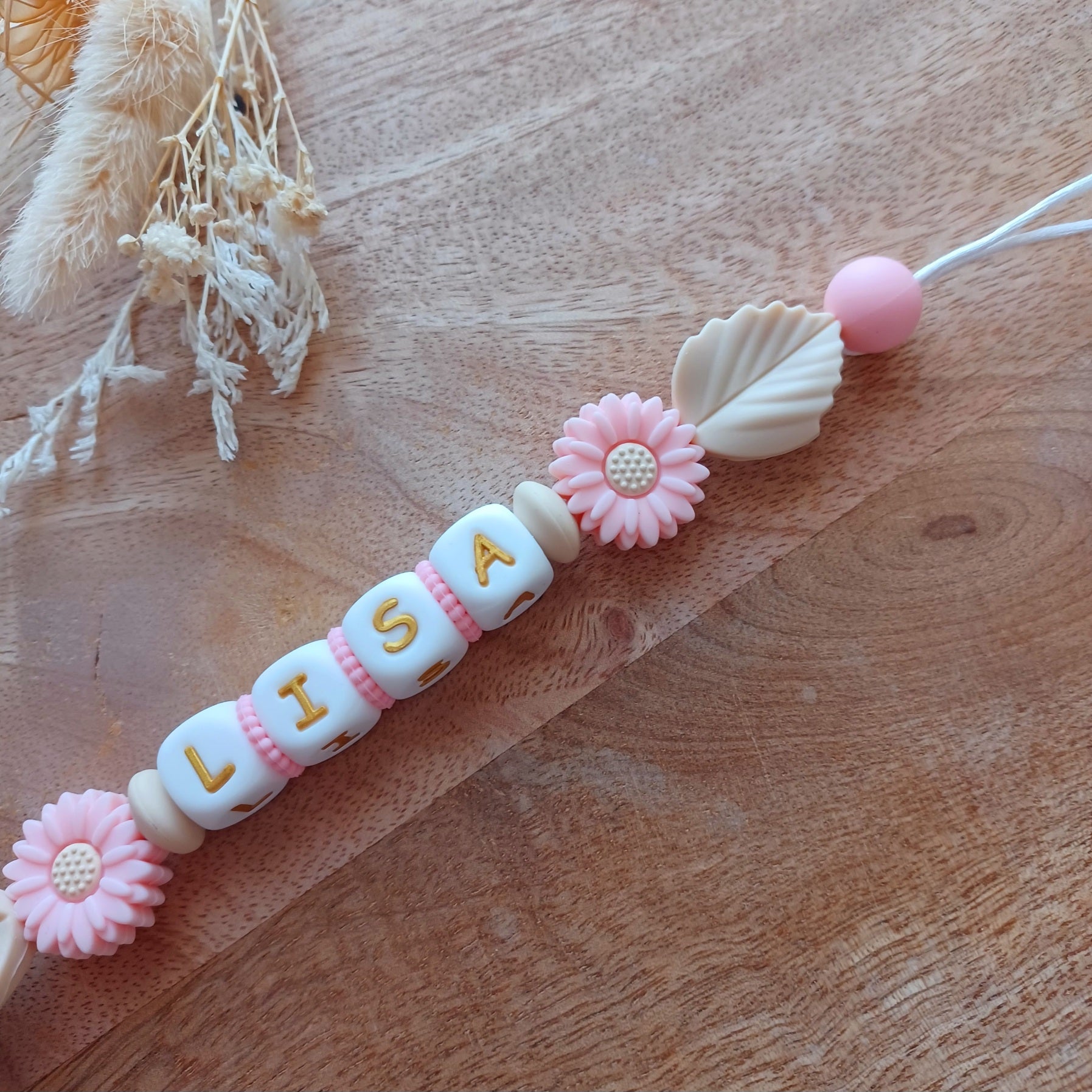 Attache tétine silicone perles imprimées, cadeau naissance, cœur beige.