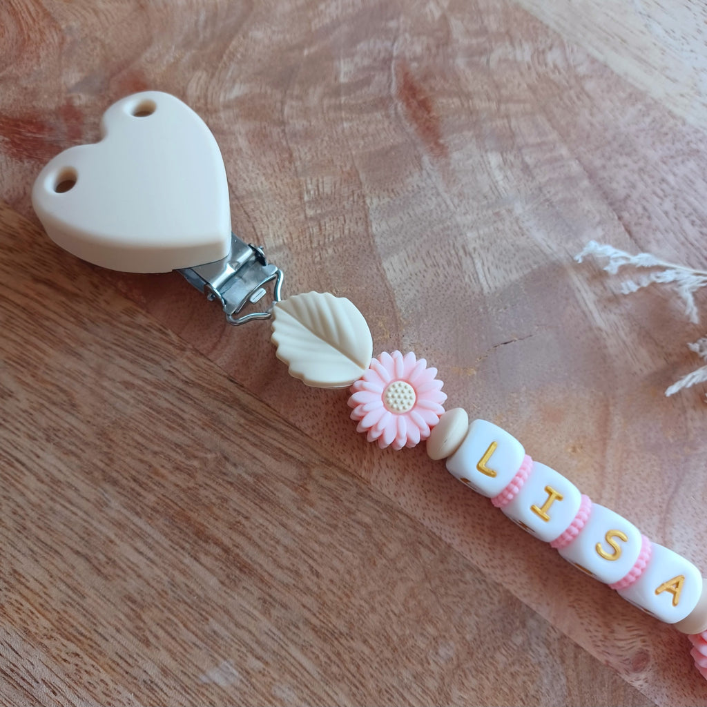 Attache tétine silicone perles imprimées, cadeau naissance, cœur beige.