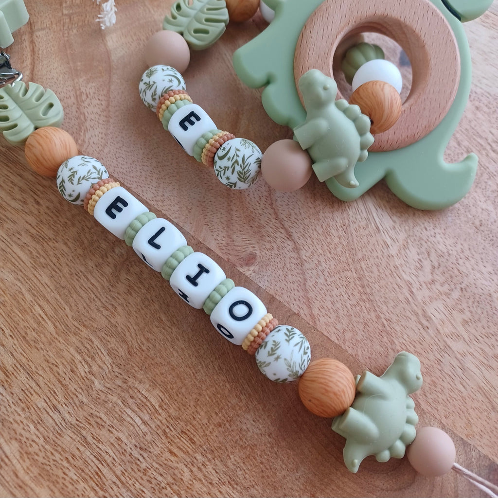 Ensemble attache tétine et anneau de dentition en silicone alimentaire sans BPA. 
Aux couleurs vert sauge et marron bois, entièrement personnalisable avec le prénom de votre bébé. Superbe cadeau de naissance.