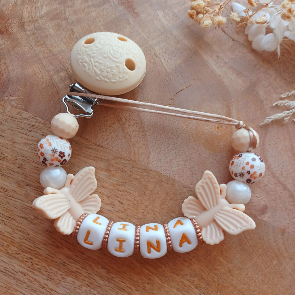 Attache tétine personnalisée bébé prénom Lina, clip sucette en silicone avec papillons, perles fleuries et style bohème chic
