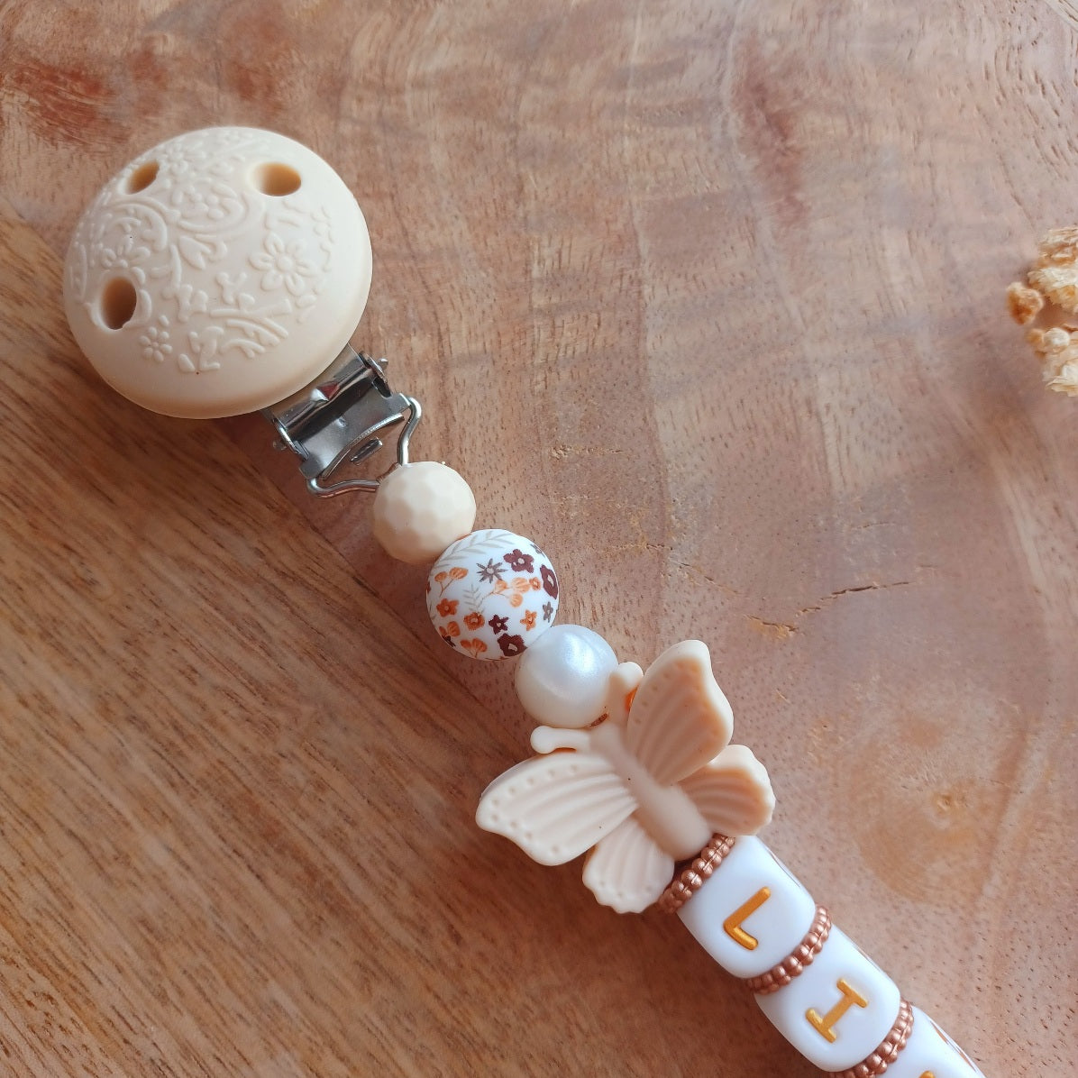 Attache tétine personnalisée bébé prénom Lina, clip sucette en silicone avec papillons, perles fleuries et style bohème chic
