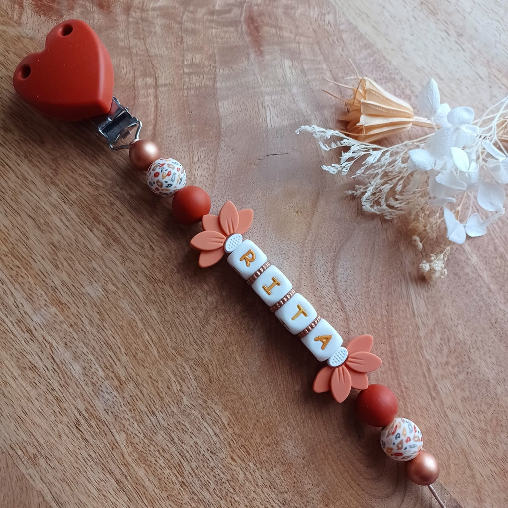 Attache tétine entièrement personnalisable, en silicone alimentaire sans Bpa, sans risque pour les bébé et enfants en bas âge. Perles imprimées en silicone style retro, clip en silicone et acier inoxydable. 