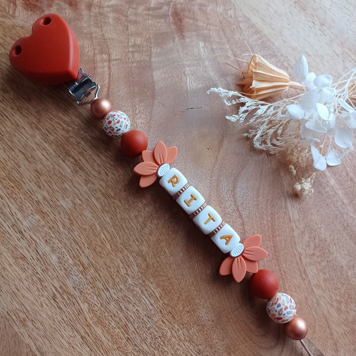 Attache tétine entièrement personnalisable, en silicone alimentaire sans Bpa, sans risque pour les bébé et enfants en bas âge. Perles imprimées en silicone style retro, clip en silicone et acier inoxydable. 