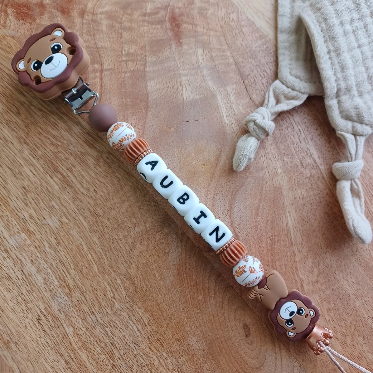 Attache tétine personnalisée bébé avec prénom, modèle lion. Accessoire pratique et élégant, idéal comme cadeau de naissance personnalisé.