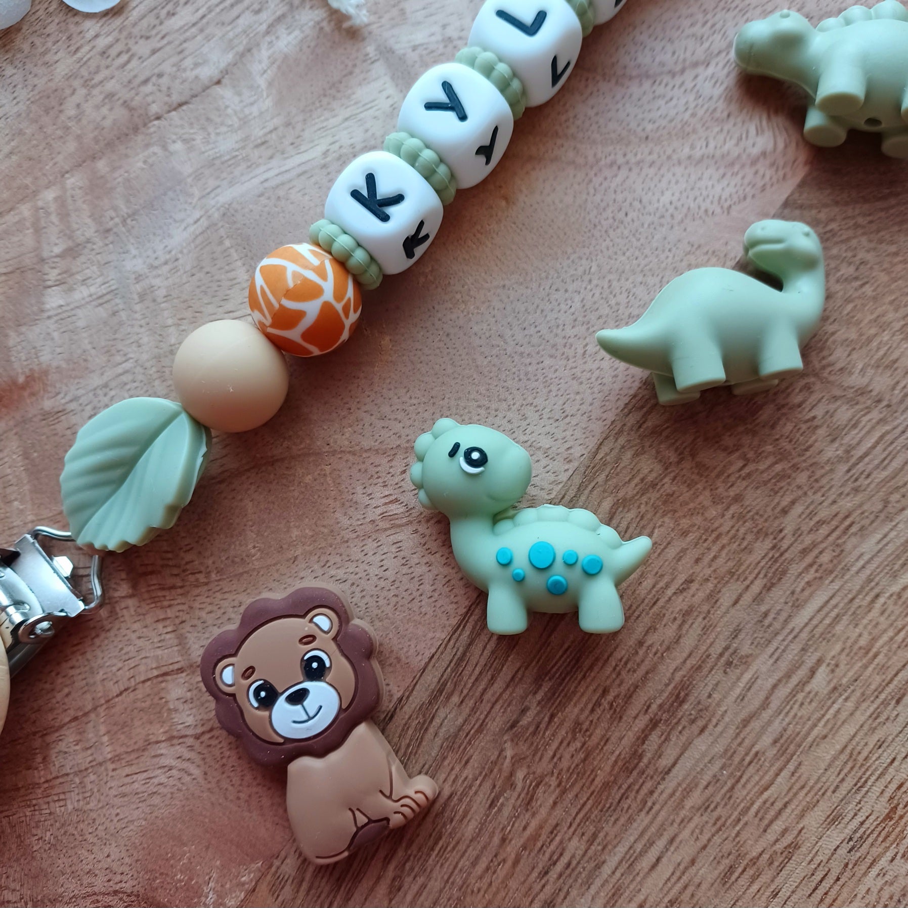 Attache tétine en silicone alimentaire sans BPA, aux normes. Clip en bois et acier inoxydable, perles en silicone, prénom personnalisable, girafe, lion, dinosaure, feuille, safari