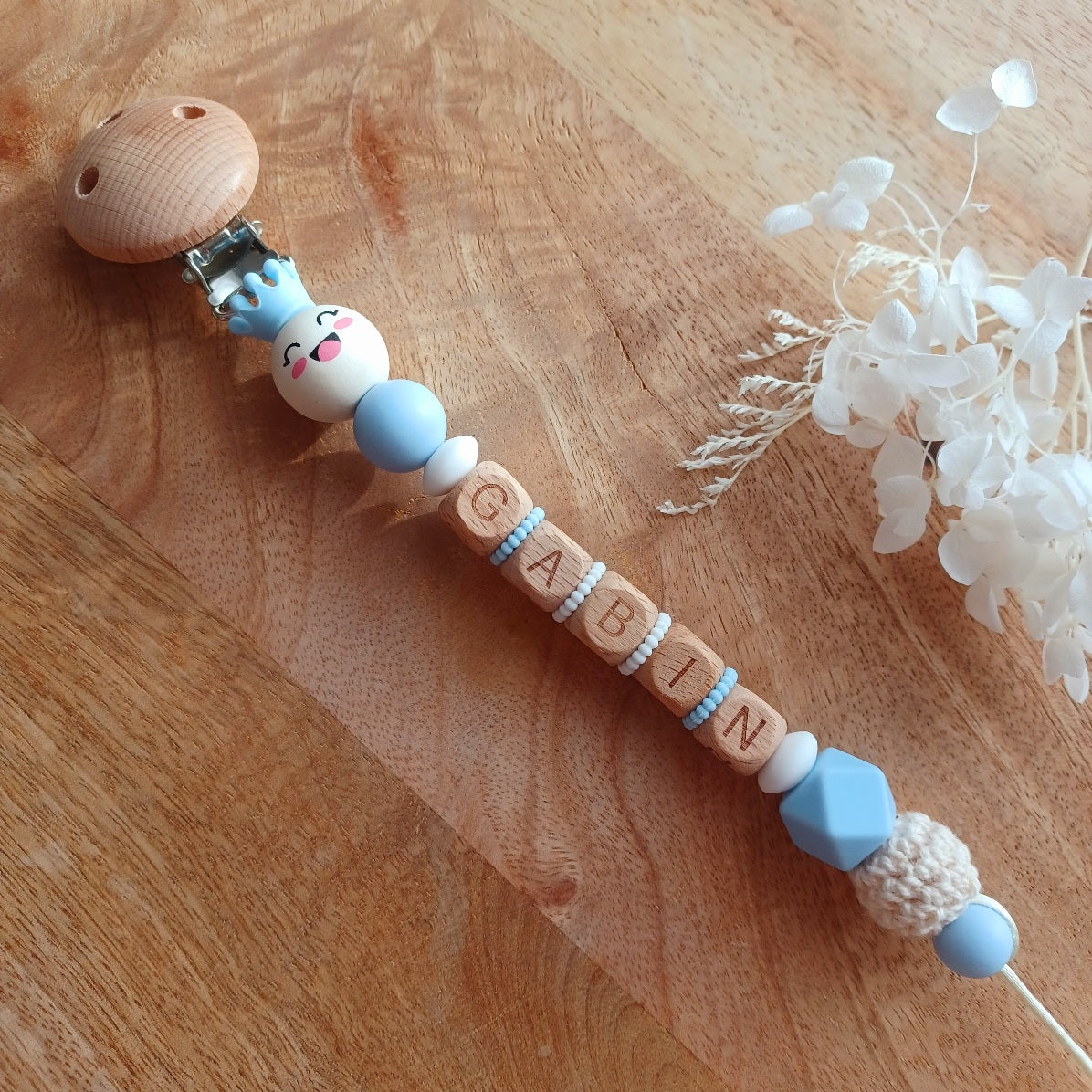 Attache tétine personnalisable, perles en silicone alimentaire sans BPA, perles lettres en bois, clip en bois et acier inoxydable. Couronne en silicone. Cadeau de naissance, grossesse, maternité.