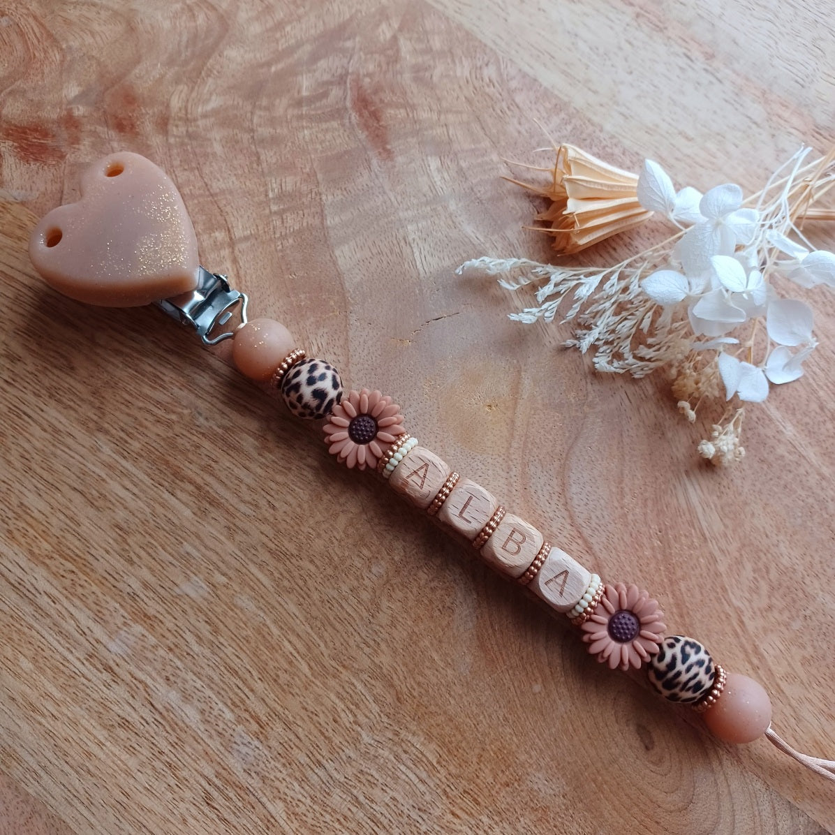 Attache tétine entièrement personnalisable, en silicone alimentaire sans Bpa, sans risque pour les bébé et enfants en bas âge. Perles imprimées en silicone style sauvage, lèopard clip en silicone et acier inoxydable. 