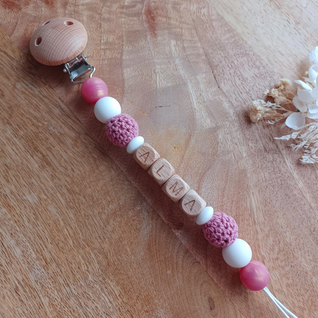 attache tetine perles bois silicone tricotes, personnalisation et creation. Cadeau de naissance, bebe, nouveau ne