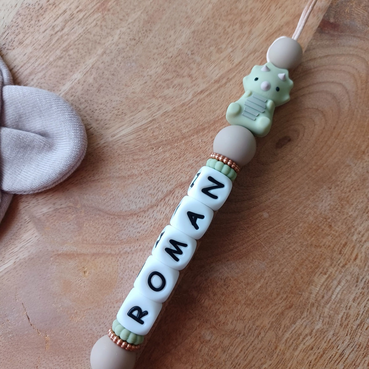 Attache tétine personnalisée pour bébé, modèle dinosaure. Pratique, douce et tendance.