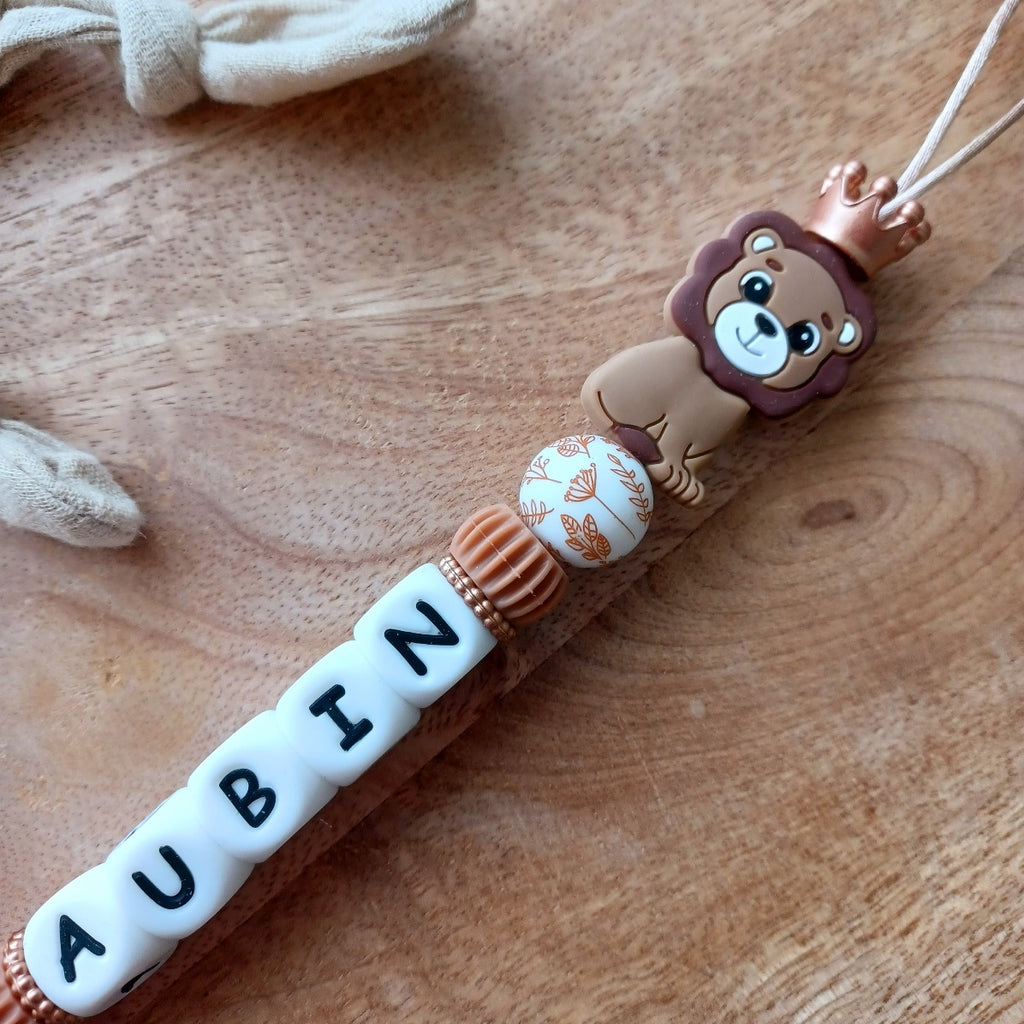 Attache tétine personnalisée pour bébé, modèle lion. Pratique, élégante et parfaite comme cadeau de naissance.