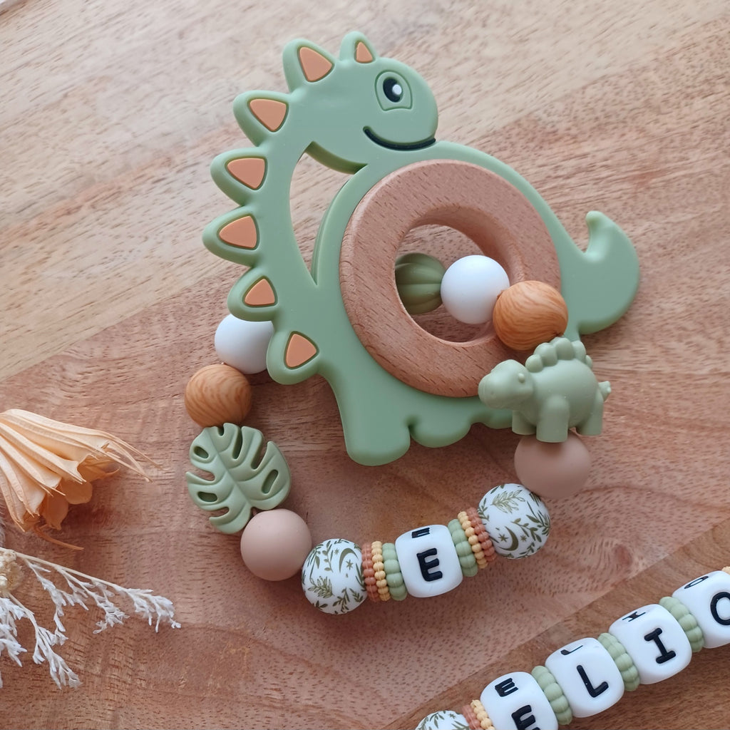 Ensemble attache tétine et anneau de dentition en silicone alimentaire sans BPA. 
Aux couleurs vert sauge et marron bois, entièrement personnalisable avec le prénom de votre bébé. Superbe cadeau de naissance.