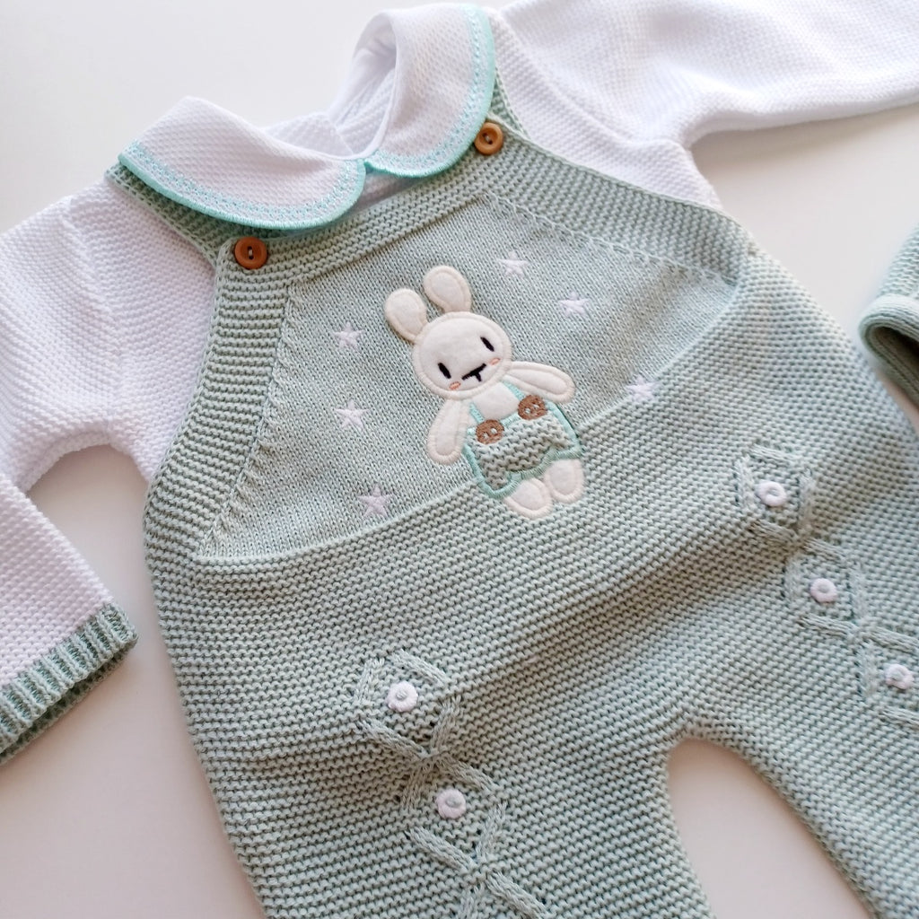 ensemble bébé tricot, ensemble bébé naissance, ensemble bébé bleu, salopette bébé tricot, vêtement bébé élégant, tenue bébé naissance, cadeau naissance bébé, ensemble bébé garçon chic