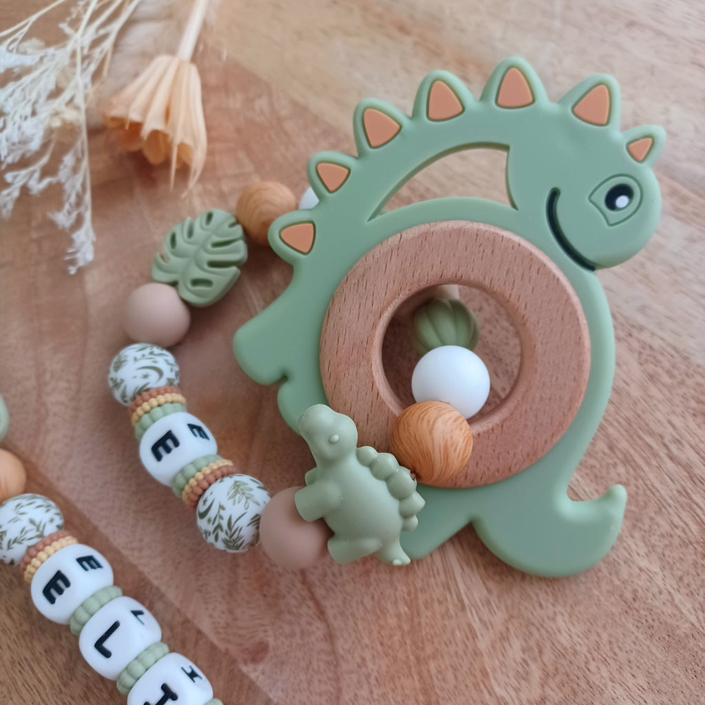 Ensemble attache tétine et anneau de dentition en silicone alimentaire sans BPA. 
Aux couleurs vert sauge et marron bois, entièrement personnalisable avec le prénom de votre bébé. Superbe cadeau de naissance.