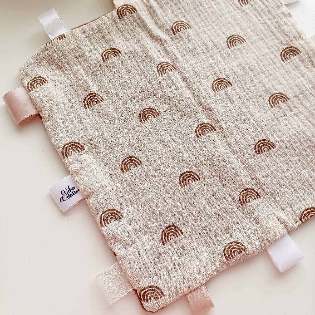 Doudou sensoriel etiquettes, fait main en gaze de coton pour bébés, enfants et adultes. 