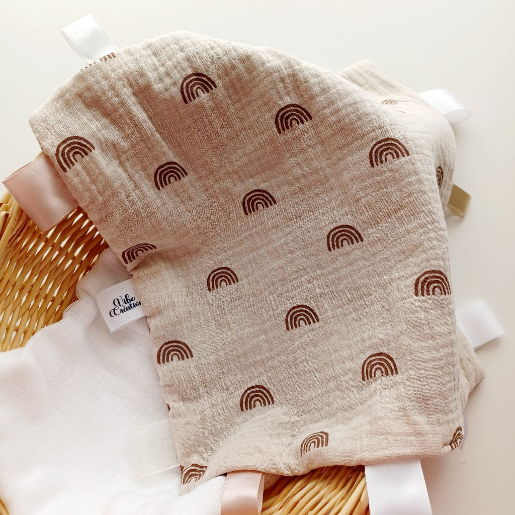 Doudou sensoriel etiquettes, fait main en gaze de coton pour bébés, enfants et adultes. 