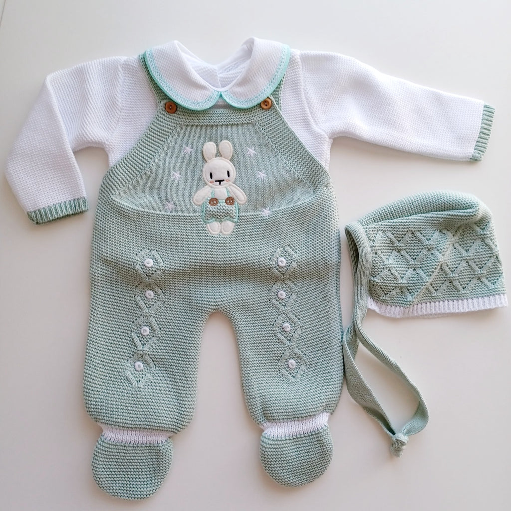 ensemble bébé tricot, ensemble bébé naissance, ensemble bébé bleu, salopette bébé tricot, vêtement bébé élégant, tenue bébé naissance, cadeau naissance bébé, ensemble bébé garçon chic
