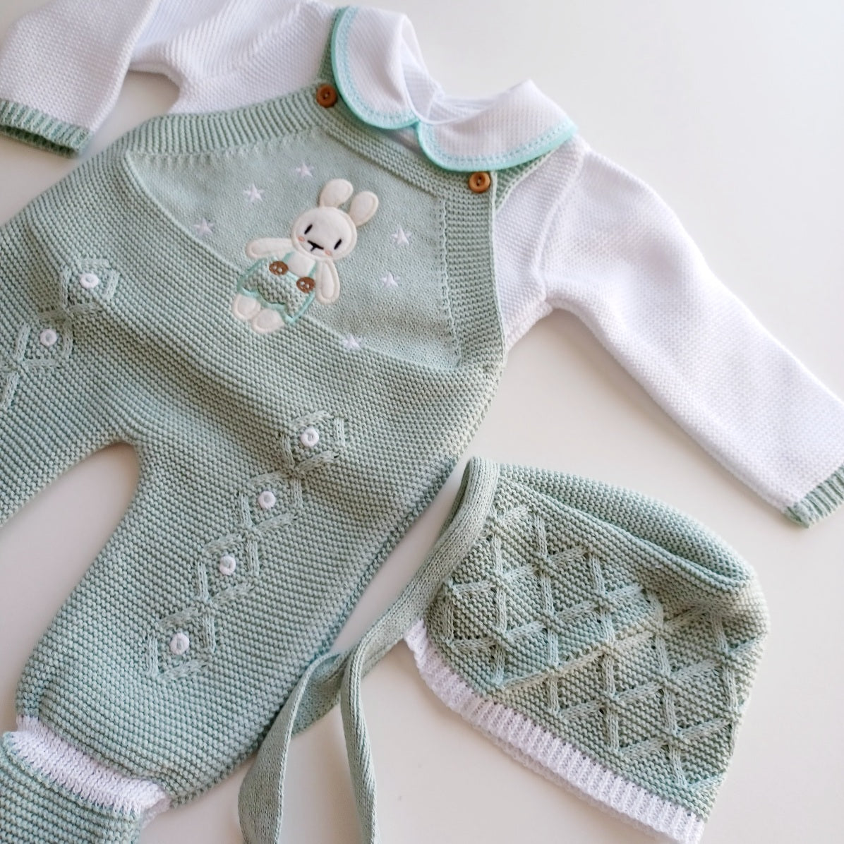 ensemble bébé tricot, ensemble bébé naissance, ensemble bébé bleu, salopette bébé tricot, vêtement bébé élégant, tenue bébé naissance, cadeau naissance bébé, ensemble bébé garçon chic