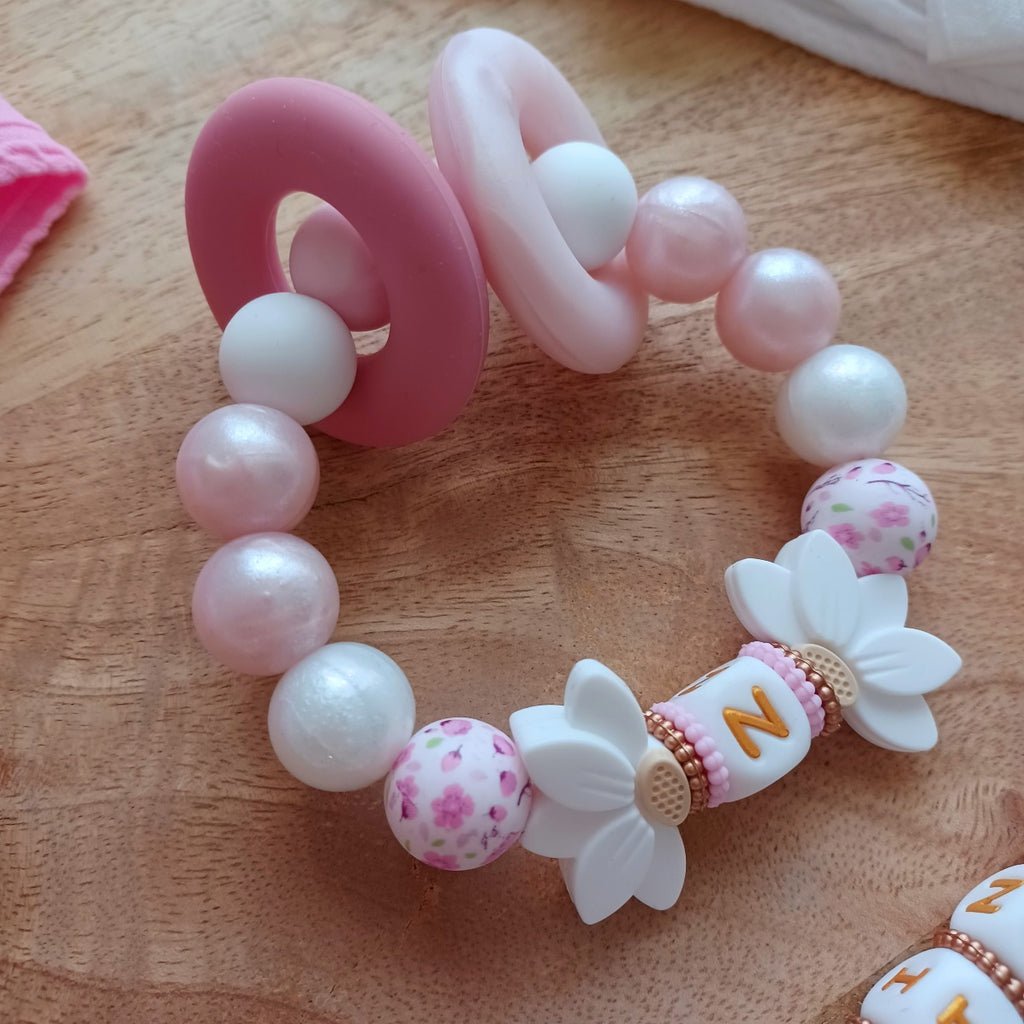 Attache tétine en silicone, pratique et sécurisée, idéale pour maintenir la tétine du bébé propre et à portée de main. Parfait comme cadeau de naissance.