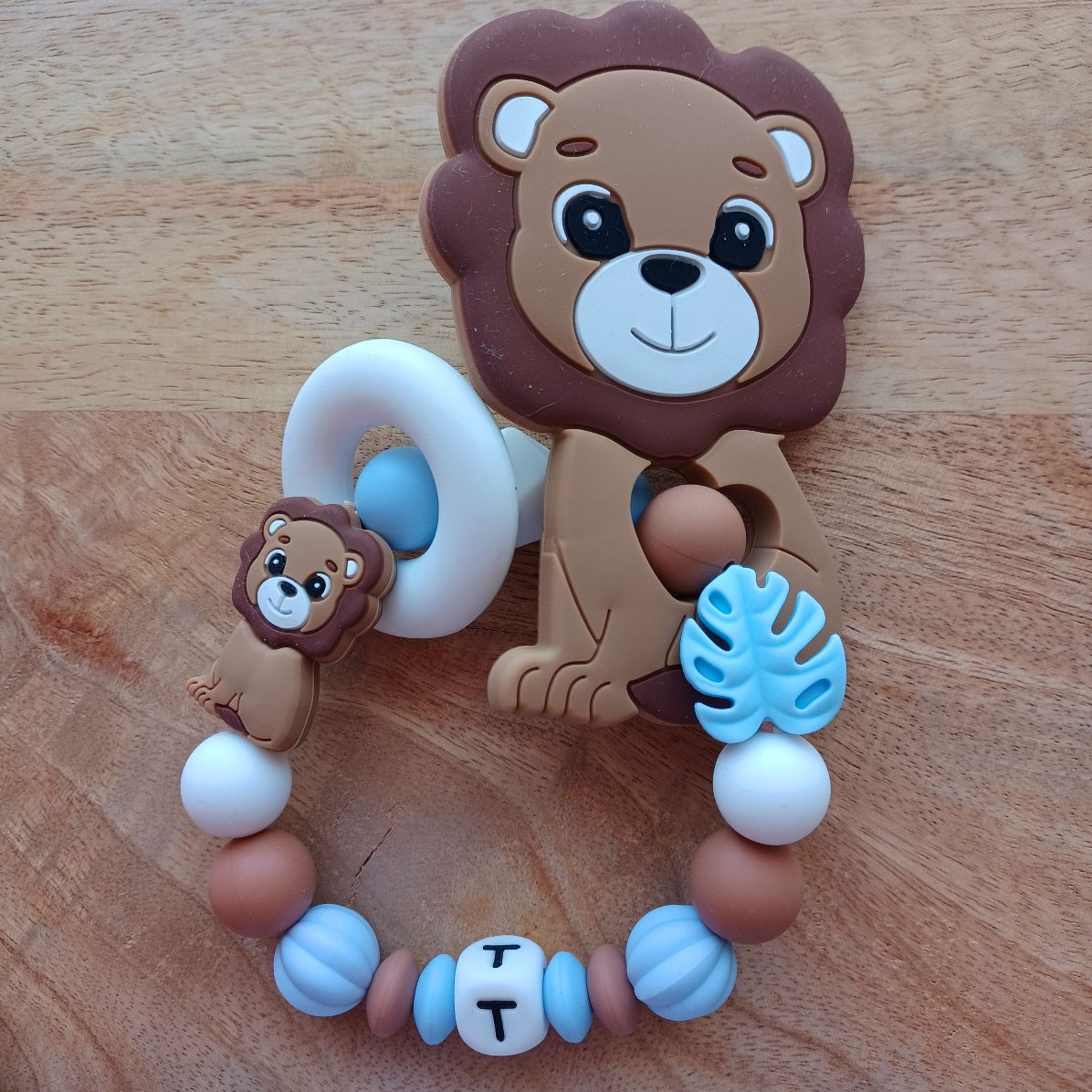 Ensemble attache tétine et anneau de dentition sur le thème Lion, en silicone alimentaire sans BPA, aux couleurs bleu, marron.  Cadeau de naissance, nouveau né.