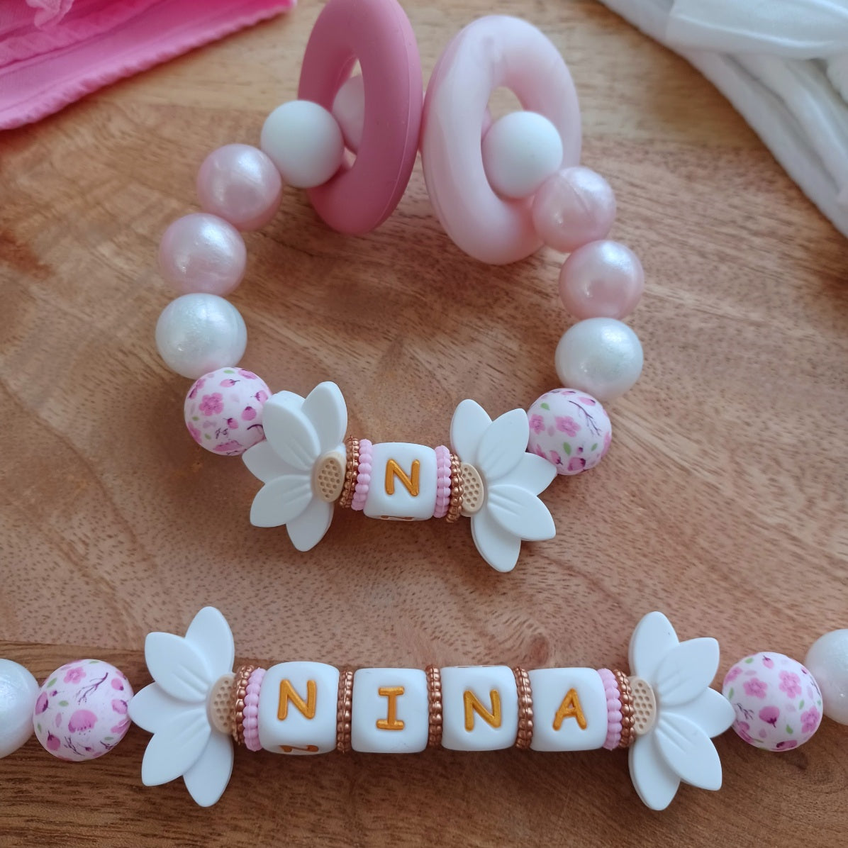 Attache tétine en silicone, pratique et sécurisée, idéale pour maintenir la tétine du bébé propre et à portée de main. Parfait comme cadeau de naissance.