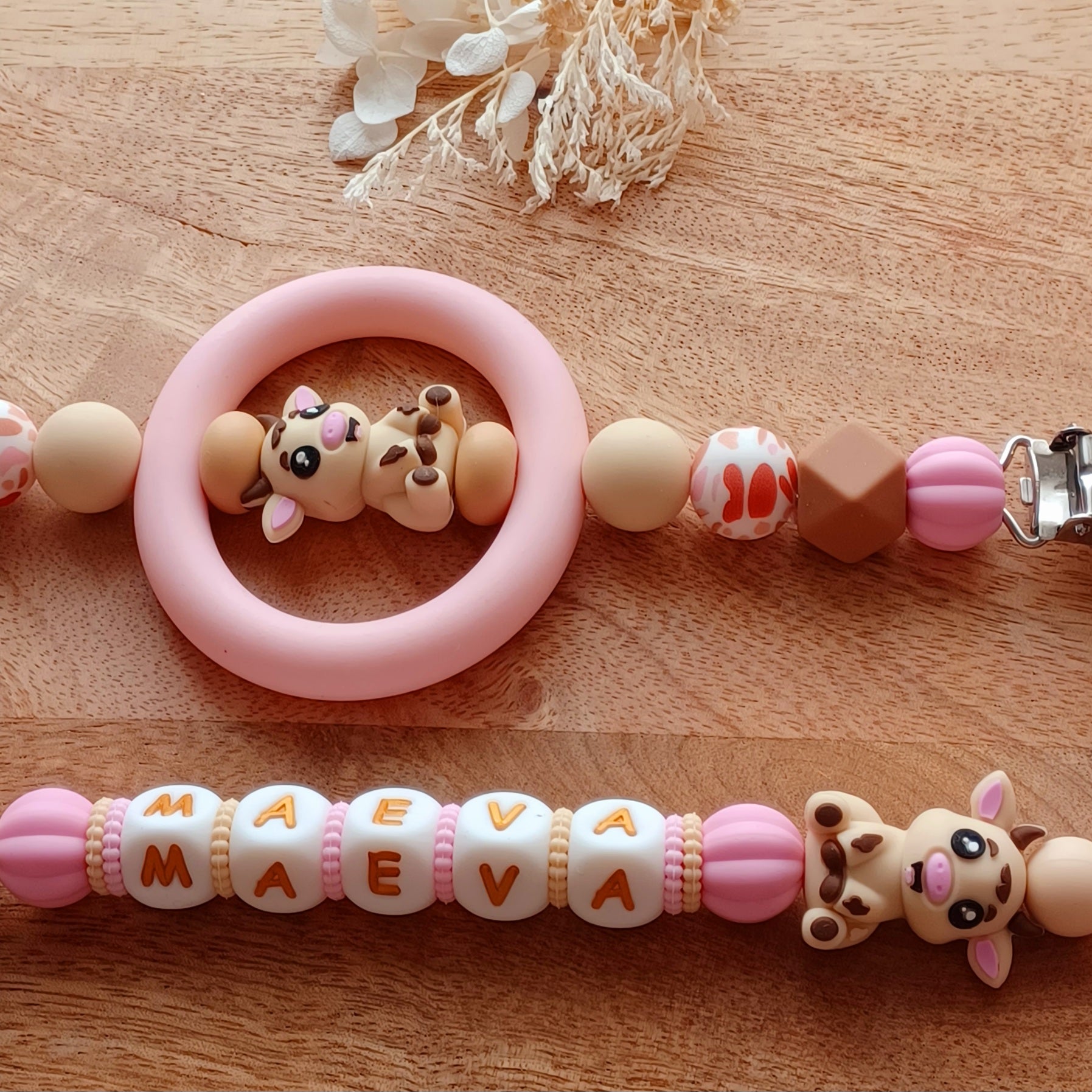 Attache tétine en silicone alimentaire sans BPA, aux normes. Clip en silicone et acier inoxydable, perles en silicone, prénom personnalisable, vache, cheval, mouton, animaux de la ferme.
#attachetetine
#attachedoudou
#personnalisation