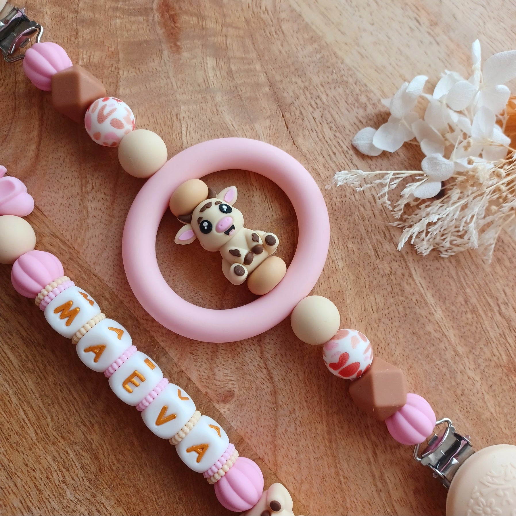 Attache tétine en silicone alimentaire sans BPA, aux normes. Clip en silicone et acier inoxydable, perles en silicone, prénom personnalisable, vache, cheval, mouton, animaux de la ferme.
#attachetetine