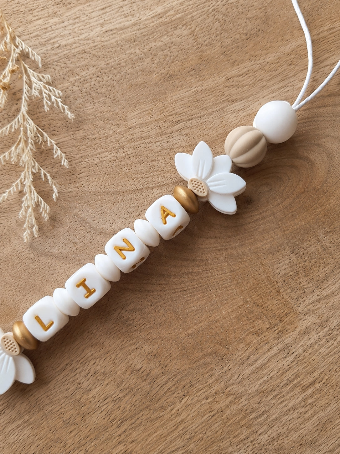 Attache Tétine Personnalisée Bébé – Fleur de Lotus blanches| Cadeau Naissance. Lina. Silicone alimentaire sans BPA. Clip en forme de coeur robuste en silicone et acier inoxydable.