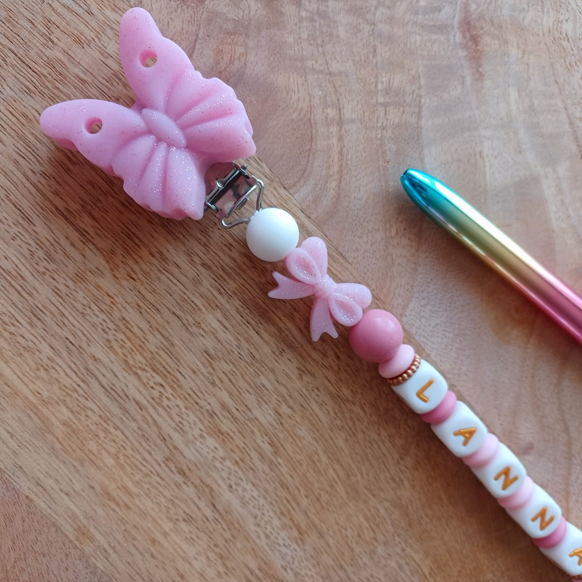 Attache Stylo Personnnalisé en Silicone – Infirmière, Personnel Médical & Bureau 

Gardez votre stylo toujours à portée de main avec notre attache stylo personnalisé en silicone, aussi pratique qu’élégant. Idéal pour les infirmières, aides-soignantes, médecins, secrétaires médicales, enseignants ou toute personne ayant besoin d’un stylo accessible rapidement au quotidien.

Conçu avec des perles en silicone de haute qualité, cet accessoire allie résistance, douceur et style. Son joli design avec papillons a