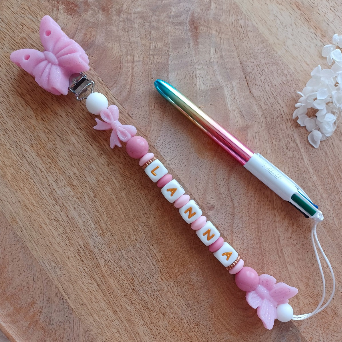 Attache Stylo Personnnalisé en Silicone – Infirmière, Personnel Médical & Bureau 

Gardez votre stylo toujours à portée de main avec notre attache stylo personnalisé en silicone, aussi pratique qu’élégant. Idéal pour les infirmières, aides-soignantes, médecins, secrétaires médicales, enseignants ou toute personne ayant besoin d’un stylo accessible rapidement au quotidien.

Conçu avec des perles en silicone de haute qualité, cet accessoire allie résistance, douceur et style. Son joli design avec papillons a