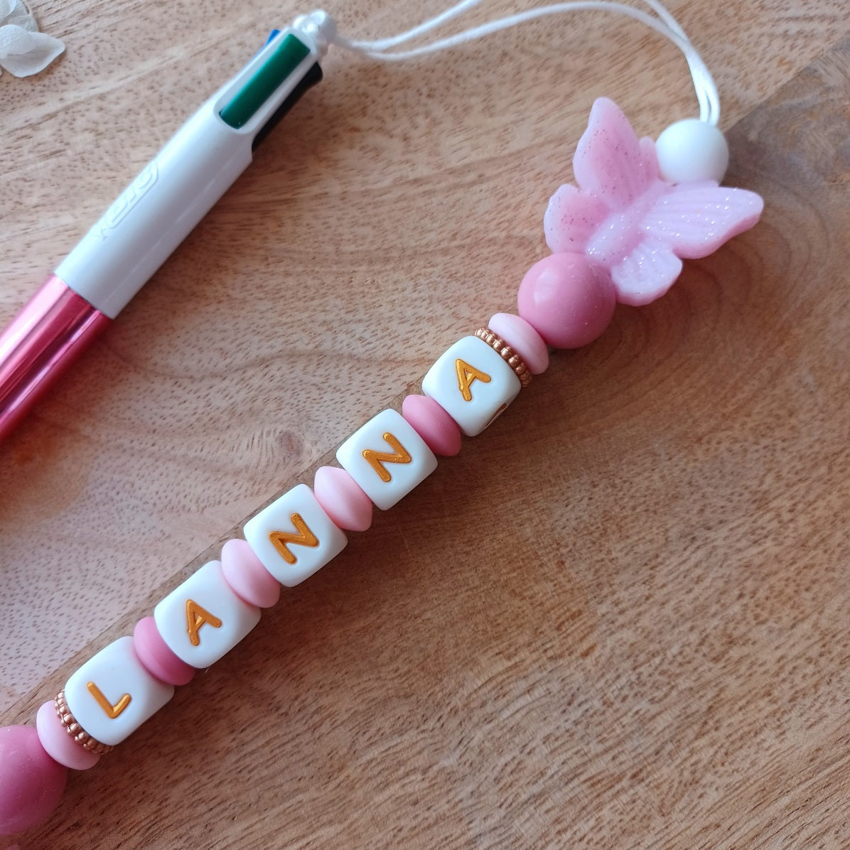 Attache Stylo Personnnalisé en Silicone – Infirmière, Personnel Médical & Bureau 

Gardez votre stylo toujours à portée de main avec notre attache stylo personnalisé en silicone, aussi pratique qu’élégant. Idéal pour les infirmières, aides-soignantes, médecins, secrétaires médicales, enseignants ou toute personne ayant besoin d’un stylo accessible rapidement au quotidien.

Conçu avec des perles en silicone de haute qualité, cet accessoire allie résistance, douceur et style. Son joli design avec papillons 