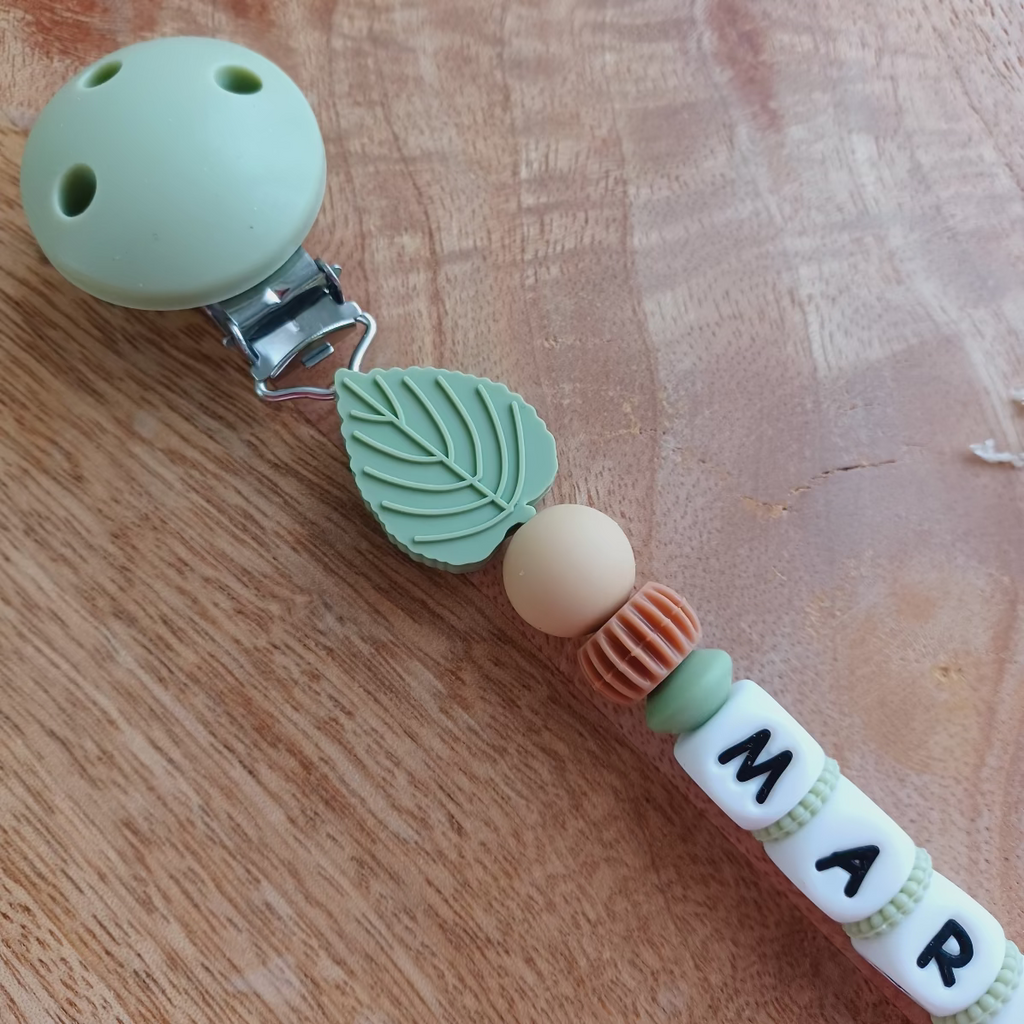 attache tetine personnalisable en silicone alimentaire, clip en silicone et acier inoxydable, perles imprimées, lettres en silicone forme cube, personnalisable, superbe cadeau naissance, pour jeunes parents, et enfants en bas âge.  Ours beige, feuille verte.