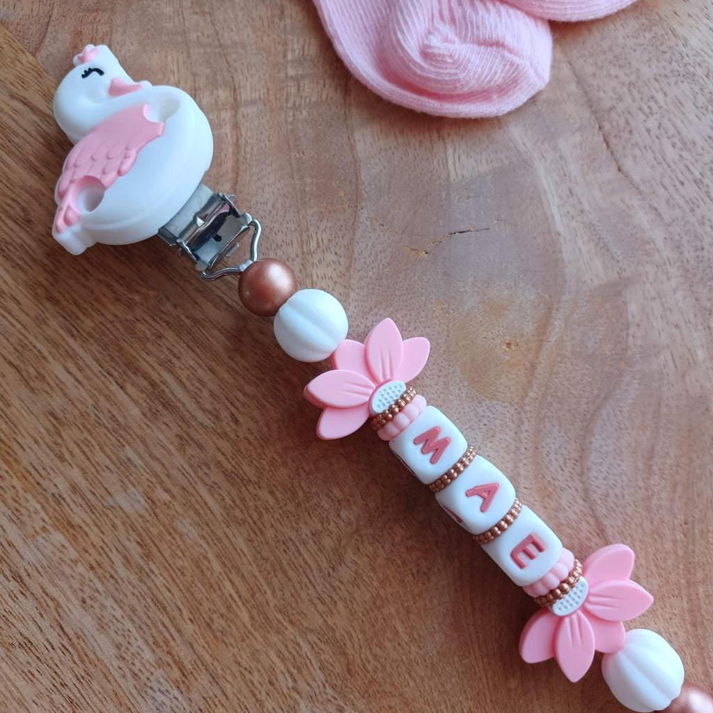Attache tetine personnalisable, avec prénom du bébé ou enfant. Clip en silicone et acier inoxydable, perles du prénom en silicone, perles rondes blanches et perles en forme de cygne  Cadeau de naissance