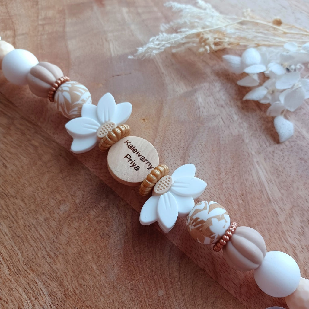 Attache tétine personnalisable, perles en silicone alimentaire sans BPA, perle en bois avec prénom gravé , clip en rond en silicone et acier inoxydable. Demi fleurs de lotus en silicone. Perles nacrées en silicone grossesse, maternité.