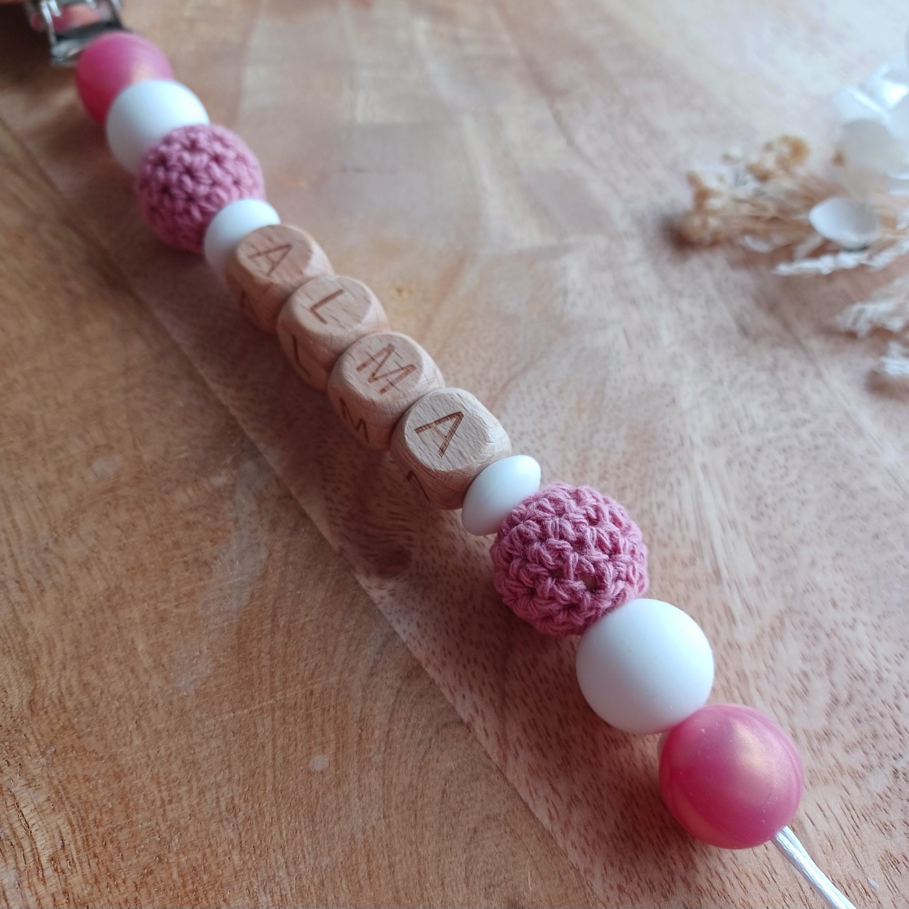attache tetine perles bois silicone tricotes, personnalisation et creation. Cadeau de naissance, bebe, nouveau ne