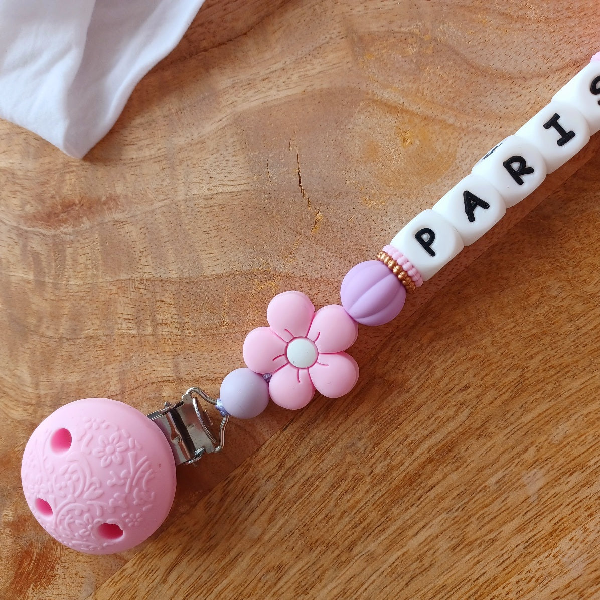 Attache tétine personnalisable en silicone alimentaire sans danger pour les bébés. Aux couleurs rose et lila, perles fleurs et hibou. Anneau de dentition avec des anneaux en silicone pour soulager les gencives des bébés. Superbe idée cadeau, babyshower, anniverssaire, baptême