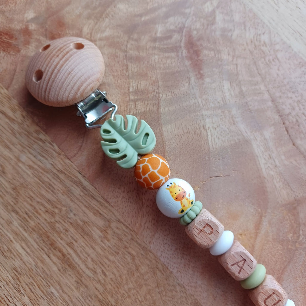 attache sucette personnalisable aux couleurs kaki, orange, bois, theme girafe