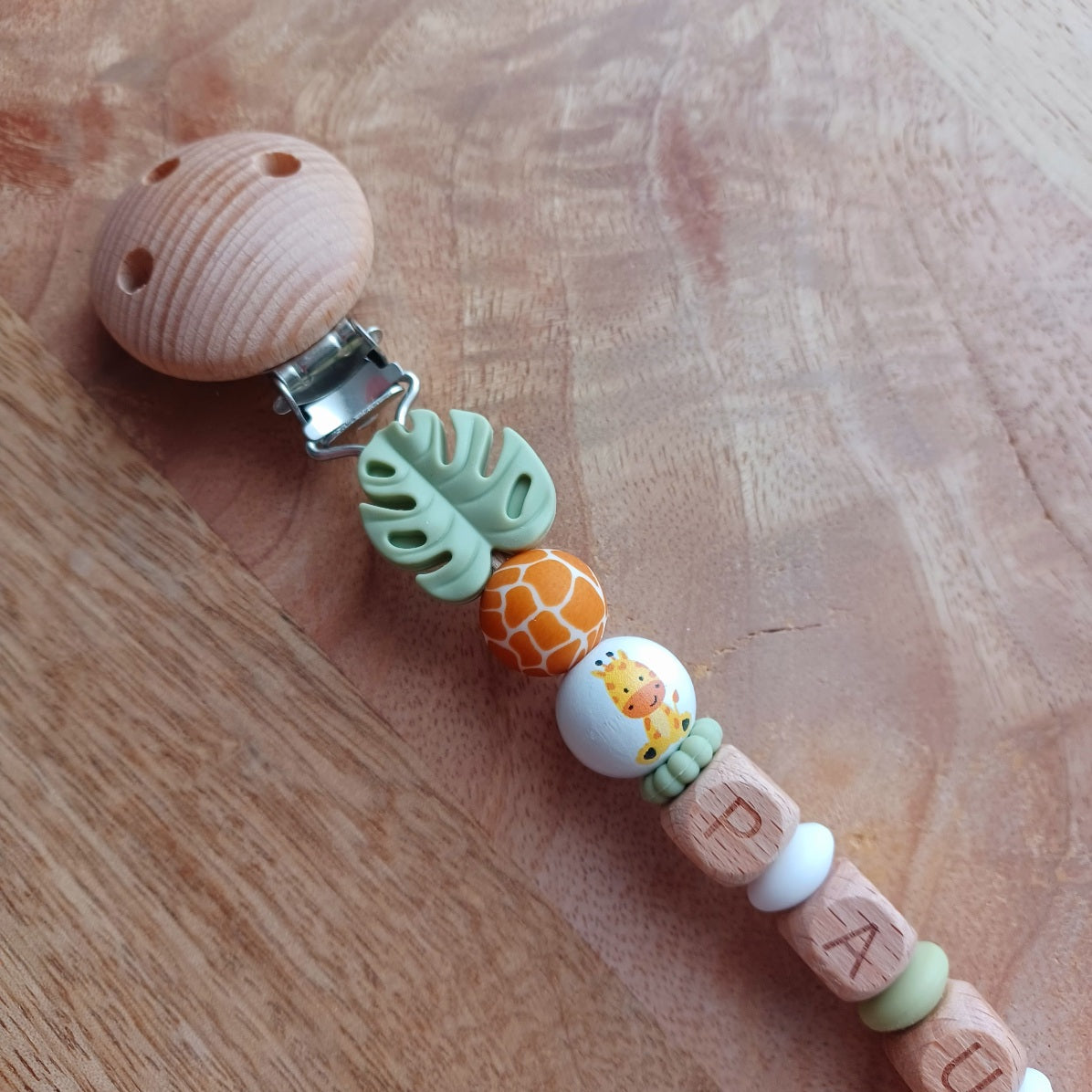 attache sucette personnalisable aux couleurs kaki, orange, bois, theme girafe