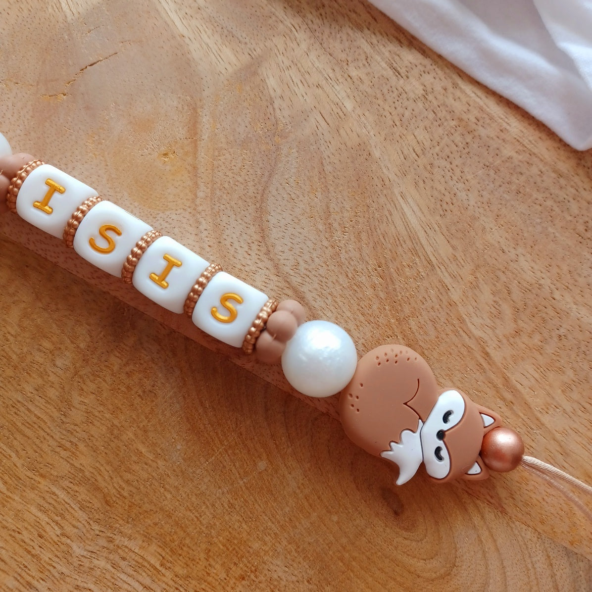 Attache tétine personnalisable en silicone alimentaire sans danger pour les bébés. Aux couleurs blanc et marron, perles fleurs et renard Anneau de dentition avec des anneaux en silicone pour soulager les gencives des bébés. Superbe idée cadeau, babyshower, anniverssaire, baptême